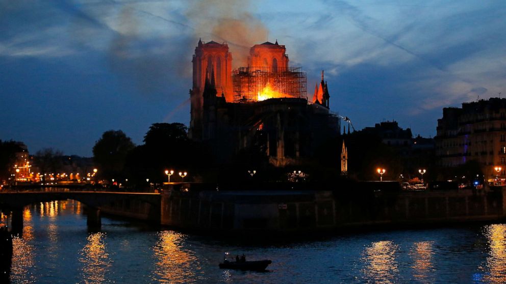 Fransa'nın Ünlü Notre Dame Katedrali Yandı!