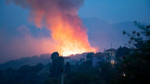 Atina'da yangınlar nedeniyle Selanik karayolu trafiğe kapandı