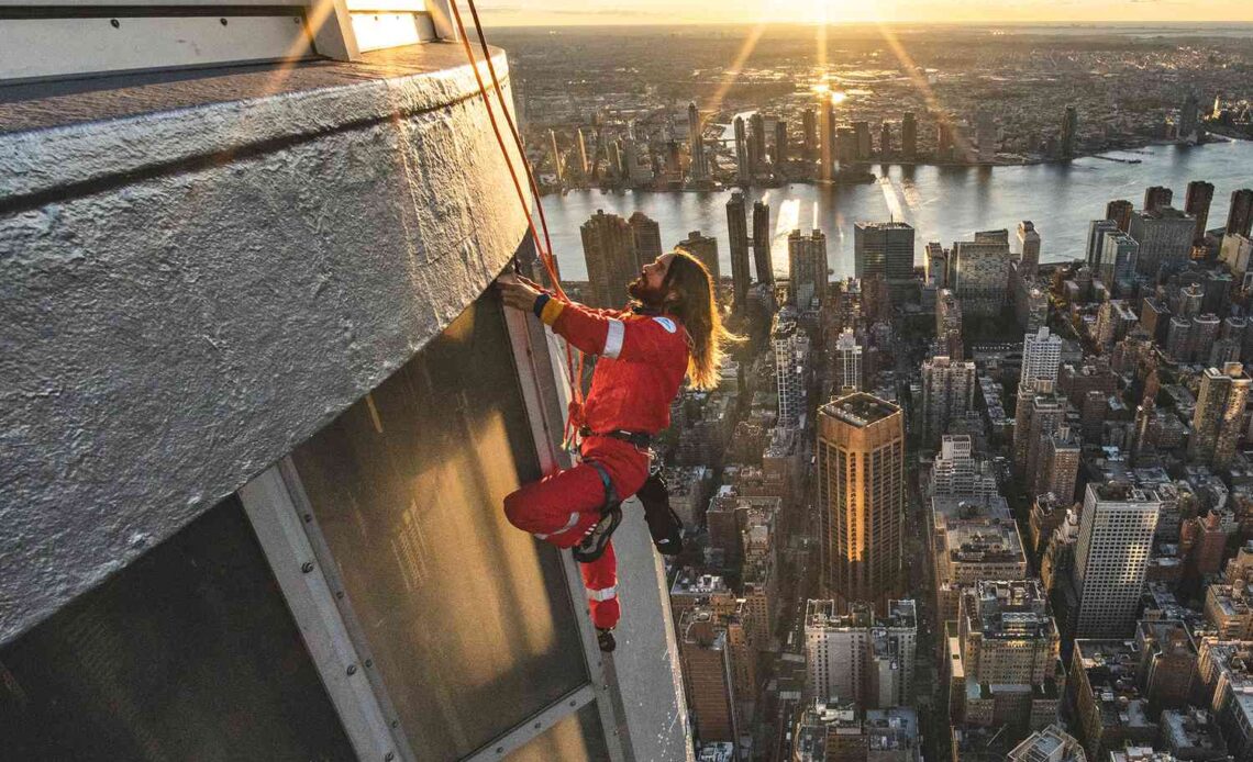 Jared Leto, New York'u Heyecanlandırdı: Empire State Binası'nın Zirvesine Çıkış!